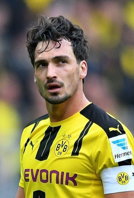 Mats Hummels Gets Emotional Dortmund Farewell